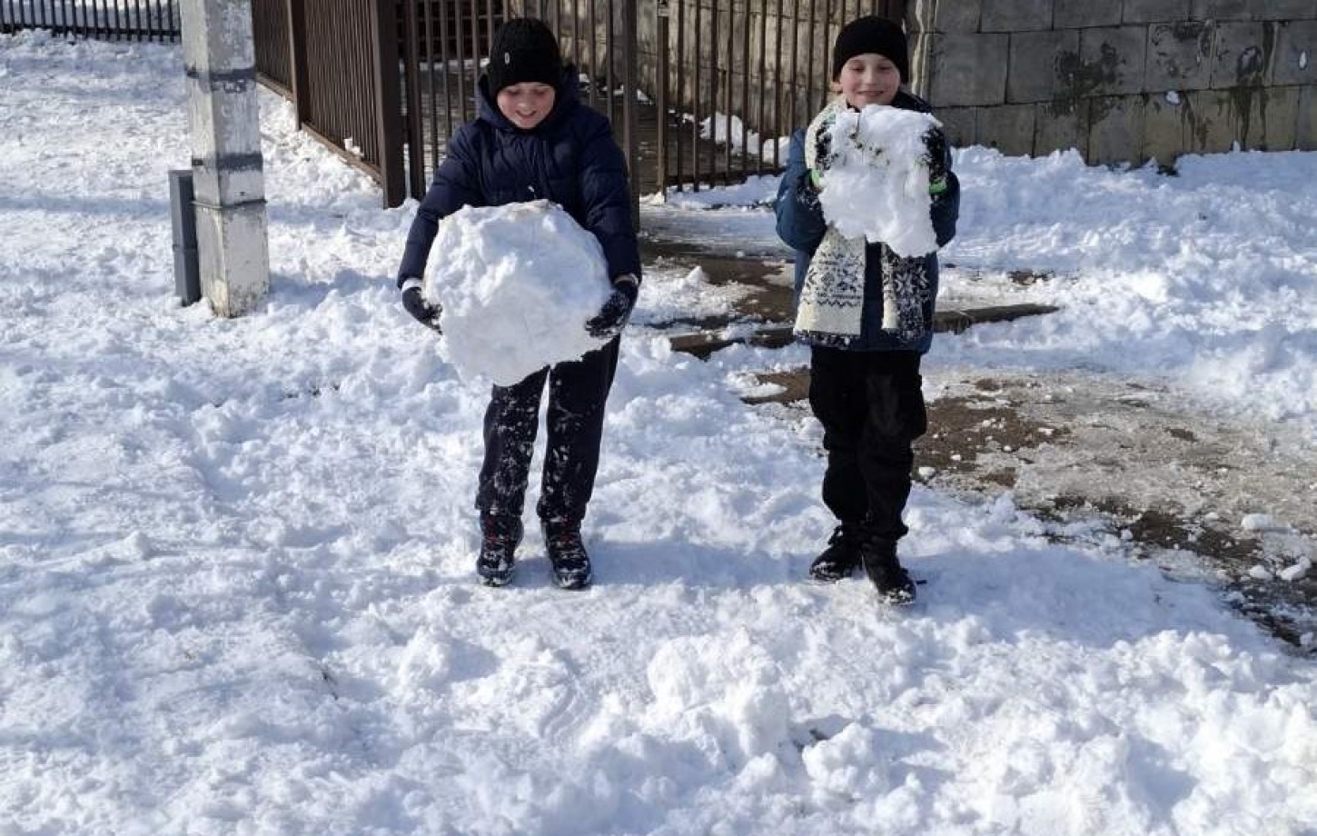 Astăzi, elevii  s-au bucurat de iarnă în aer liber 