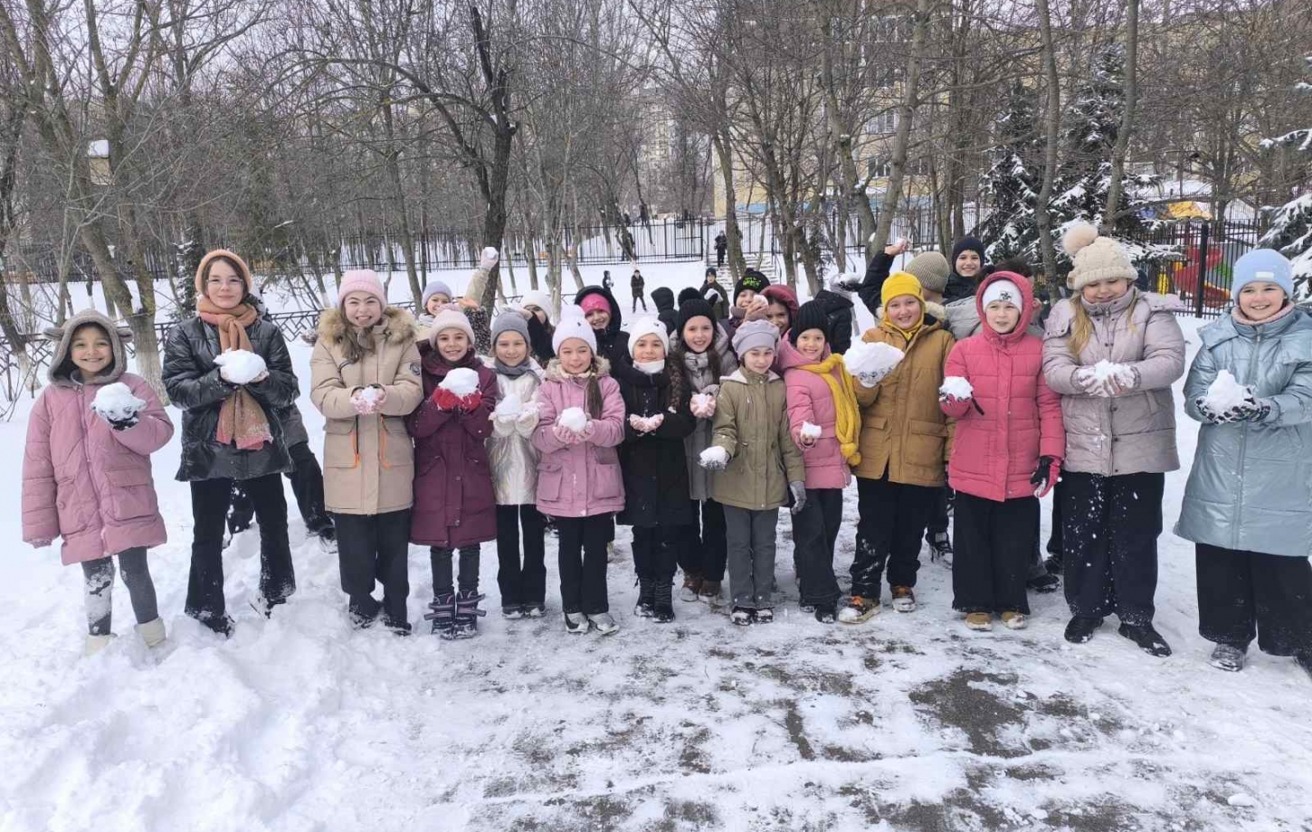 Astăzi, elevii  s-au bucurat de iarnă în aer liber 